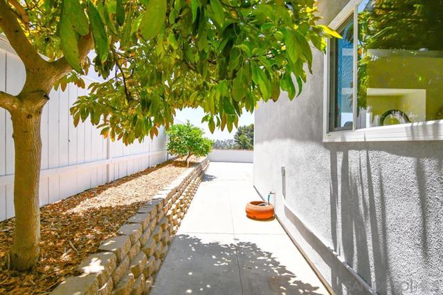 4503 Carnaby, Carlsbad CA: https://media.crmls.org/mediaz/0d627521-312b-48e3-adc3-9090d1df5d50.jpg