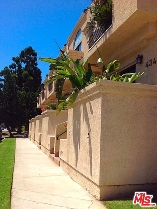 4349 CAHUENGA, Toluca Lake CA: https://media.crmls.org/mediaz/0d62ec5a-9c0f-4a22-9d26-a364f6dfee71.jpg