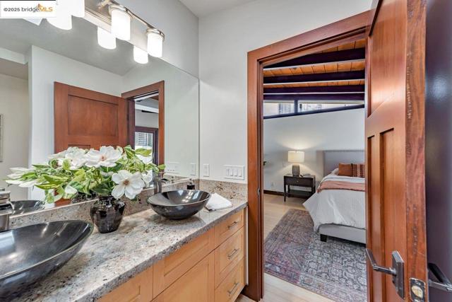 6815 Paso Robles Dr, Oakland CA: https://media.crmls.org/mediaz/0d638071-7e51-47d3-8bb7-538d1e2e0d85.jpg