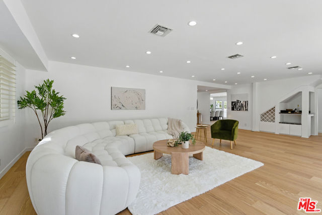 5220 Melvin Avenue, Tarzana CA: https://media.crmls.org/mediaz/0d646708-3d5c-46c4-b9f4-cef82e060578.jpg