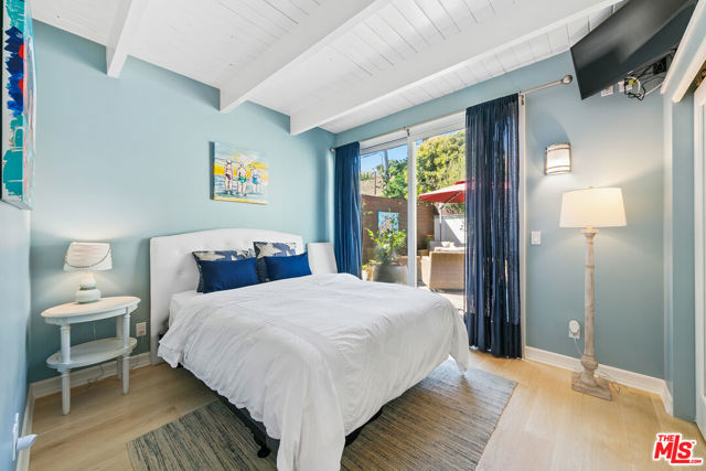 27040 Malibu Cove Colony Drive, Malibu CA: https://media.crmls.org/mediaz/0d64bd7e-284f-4295-b4ef-23a3708740ed.jpg