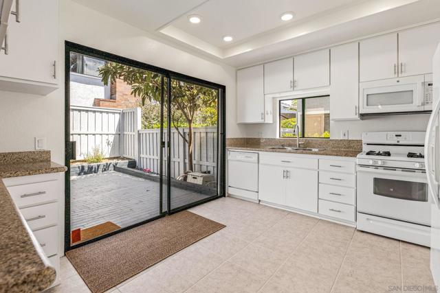 8069 Caminito Gianna, La Jolla CA: https://media.crmls.org/mediaz/0d67a177-c6f7-4f62-9515-10e2046b6335.jpg