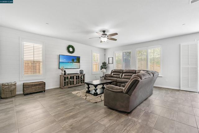 158 Wooley Creek Way, Brentwood CA: https://media.crmls.org/mediaz/0d692961-5b90-4d60-8798-330aeb178cb2.jpg