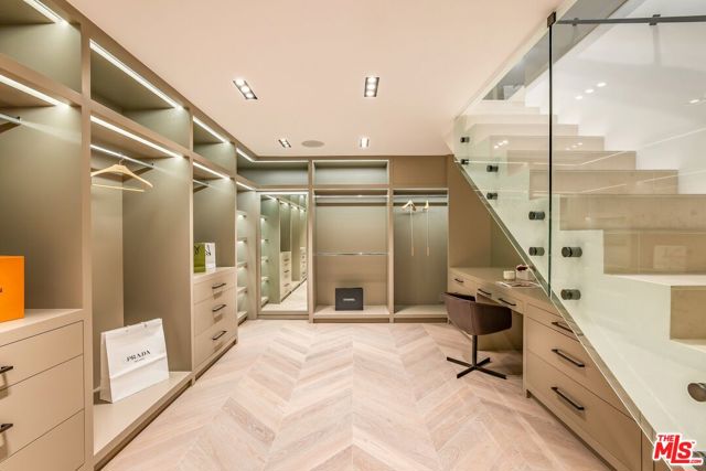 9405 Sierra Mar Place, Los Angeles CA: https://media.crmls.org/mediaz/0d694013-0032-4888-8270-af9696fcd1ef.jpg