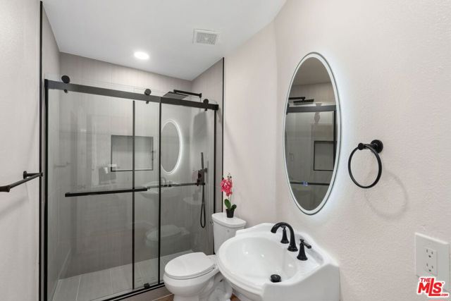3640 Cardiff Avenue, Los Angeles CA: https://media.crmls.org/mediaz/0d69d911-973e-4a1e-a003-867291771a46.jpg