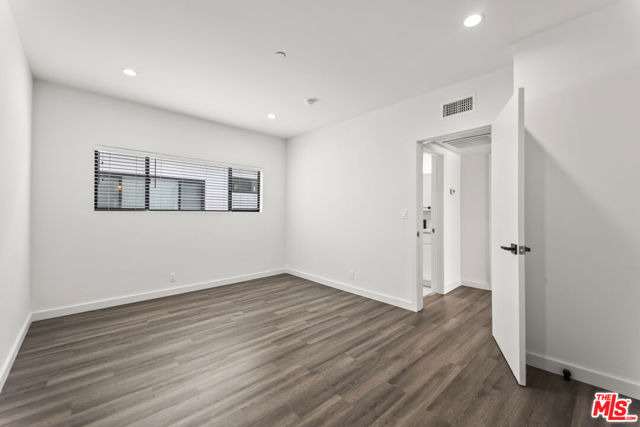 1254 9th Street, Santa Monica CA: https://media.crmls.org/mediaz/0d69f3ff-6ed4-42e4-be56-94886e7b2fc8.jpg