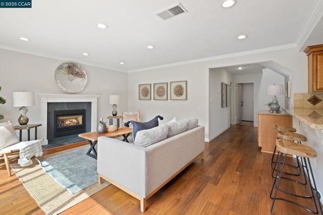 4728 Buckboard Way, Richmond CA: https://media.crmls.org/mediaz/0d6a6ac8-f2cb-46ce-91d9-64135c1b8c4c.jpg