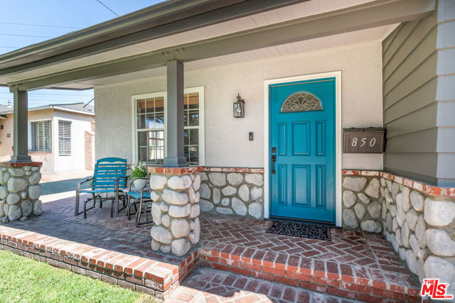 850 N Kenwood Street, Burbank CA: https://media.crmls.org/mediaz/0d6aa7ed-6464-4b85-90a8-47274f769ef1.jpg