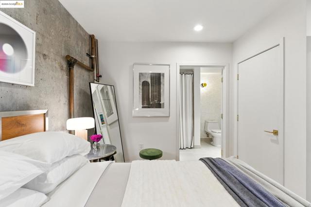 311 Oak St, Oakland CA: https://media.crmls.org/mediaz/0d6c8151-f8c0-45bd-88be-dd6131ce4266.jpg