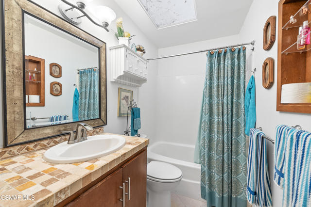 1122 Canterford Circle, Westlake Village CA: https://media.crmls.org/mediaz/0d6d4957-a294-45fd-93b6-bc25fa7ef909.jpg