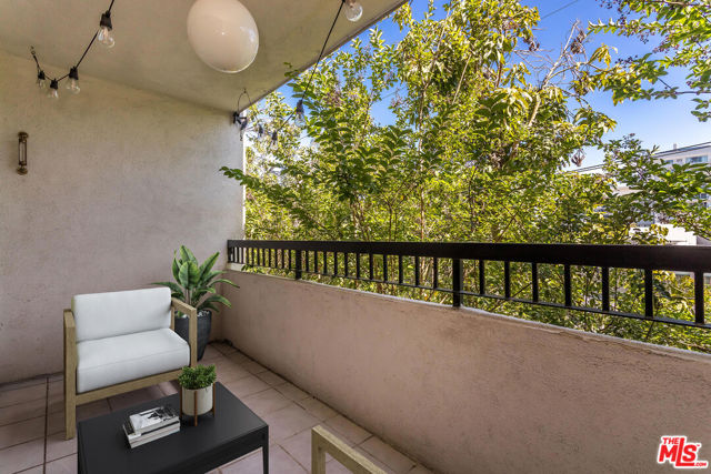 906 N Doheny Drive, West Hollywood CA: https://media.crmls.org/mediaz/0d6e17d2-a3ae-4aae-854a-586443b11934.jpg