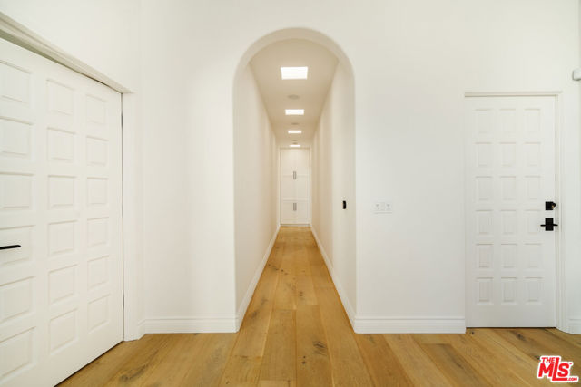 609 21st Place, Santa Monica CA: https://media.crmls.org/mediaz/0d6e3dc1-8e0b-4146-ab81-09180e5cabf8.jpg