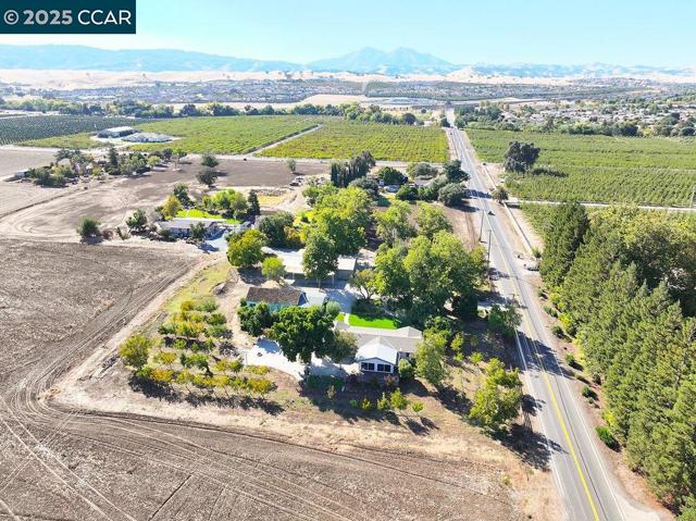 2280 Concord Ave, Brentwood CA: https://media.crmls.org/mediaz/0d6e6c44-c5be-465d-b255-7ace962503be.jpg