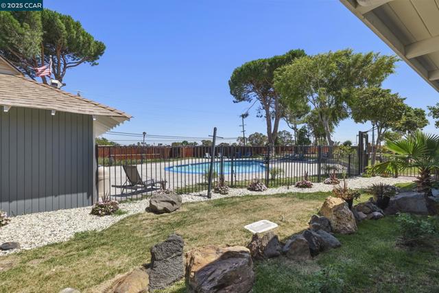 55 Pacifica Ave, Bay Point CA: https://media.crmls.org/mediaz/0d6ec638-1c37-4f7b-a992-7551b05f1a19.jpg