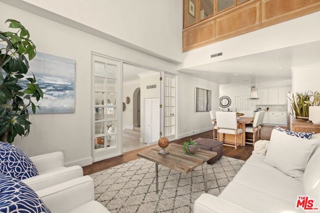 12320 Ridge Circle, Los Angeles CA: https://media.crmls.org/mediaz/0d6f1e00-d160-4ab7-b527-44587cb0b8c1.jpg