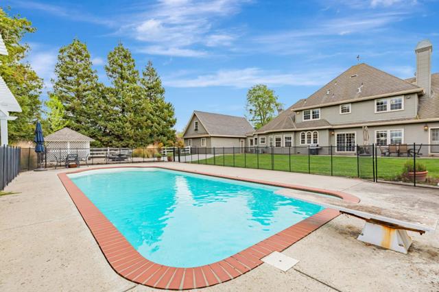 560 Tevis Trail, Hollister CA: https://media.crmls.org/mediaz/0d6f4fc0-03a0-4a24-9499-023d3f5e77b4.jpg