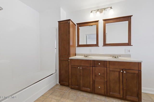 15494 Kernvale Avenue, Moorpark CA: https://media.crmls.org/mediaz/0d6fa600-c981-496d-b7a8-c195e56f4d36.jpg