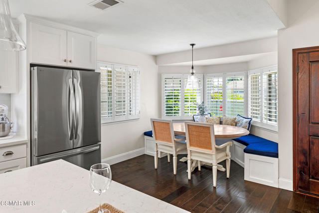 4570 N Vistapark Drive, Moorpark CA: https://media.crmls.org/mediaz/0d6fddb7-1de2-405a-96a8-16d53f8e8264.jpg