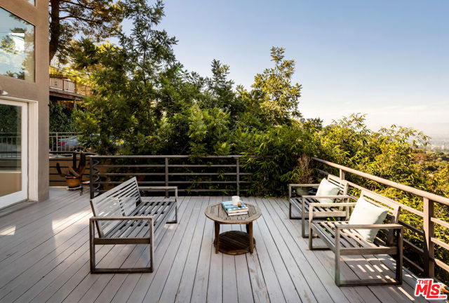 7265 Caverna Drive, Los Angeles CA: https://media.crmls.org/mediaz/0d6fde41-6db2-4a9d-bf2b-b06a9e2cd8f3.jpg