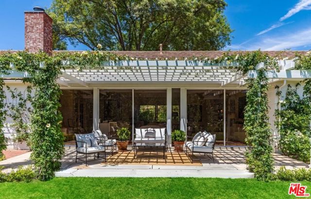10999 Ojai Santa Paula Road, Ojai CA: https://media.crmls.org/mediaz/0d714819-d60f-4621-8fed-eae53d0bd54c.jpg
