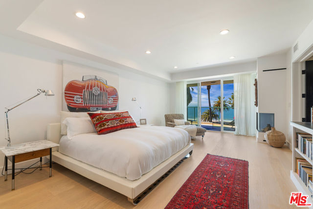 951 Ocean Avenue, Santa Monica, California 90403, 3 Bedrooms Bedrooms, ,2 BathroomsBathrooms,Condominium,For Sale,Ocean,24386171