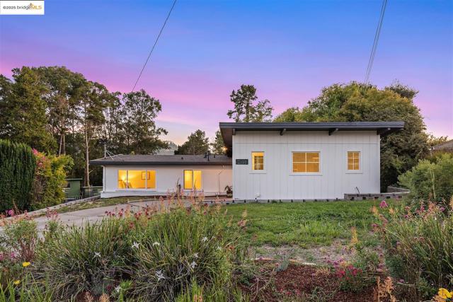 2871 Stephen Dr, Richmond CA: https://media.crmls.org/mediaz/0d726cfc-f8a7-4d3e-b690-be4e638a9fb3.jpg