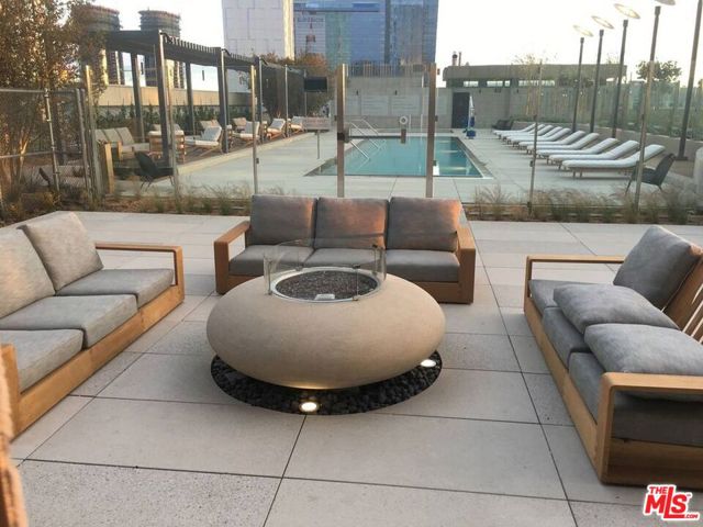 889 Francisco Street, Los Angeles CA: https://media.crmls.org/mediaz/0d730487-f6ef-4507-a9dc-0d002eeae2c8.jpg