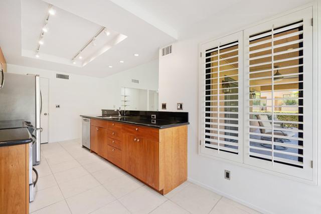 73481 Poinciana Place, Palm Desert CA: https://media.crmls.org/mediaz/0d738aaa-2cf7-44a5-8ada-7e50a8ca8888.jpg