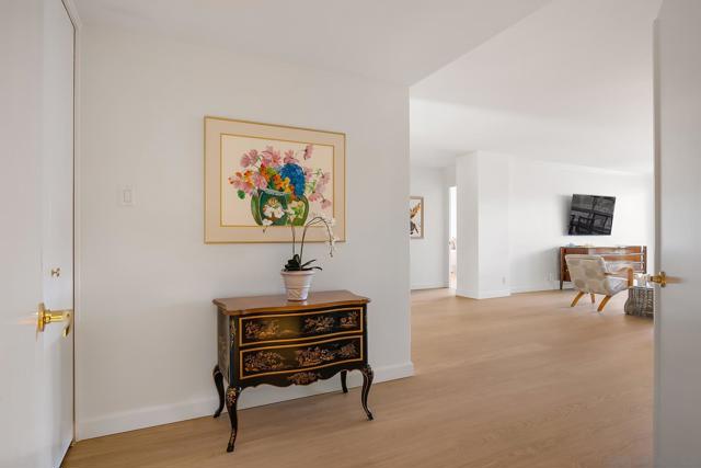 939 Coast Blvd. 5G, La Jolla CA: https://media.crmls.org/mediaz/0d739a5f-9182-4350-8d46-882a89d45fca.jpg