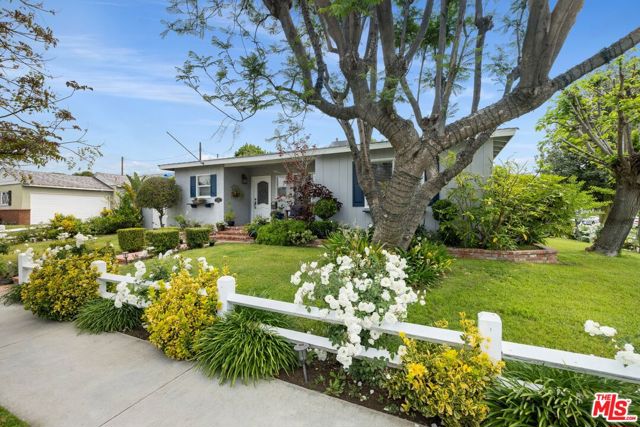 6432 Petit Avenue, Van Nuys CA: https://media.crmls.org/mediaz/0d74a27b-5a2e-403e-bf52-eee1dc70d0b0.jpg
