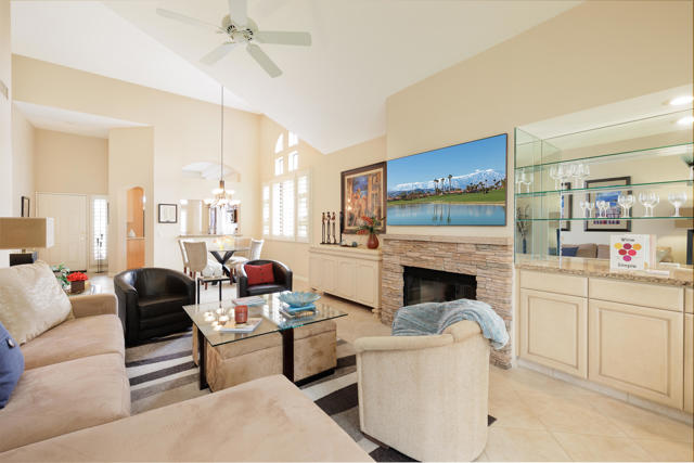 101 Desert Falls Drive, Palm Desert CA: https://media.crmls.org/mediaz/0d757bb4-6902-40f1-a4a2-140f0401c842.jpg