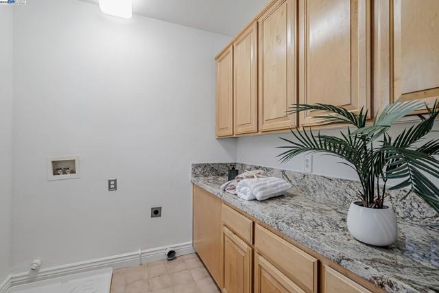 260 Abigail Cir, Danville CA: https://media.crmls.org/mediaz/0d75b5c1-958d-44e3-aa34-7f62bc3ecde9.jpg