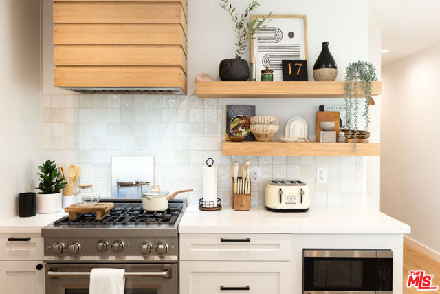 17 Sunset Avenue, Venice CA: https://media.crmls.org/mediaz/0d765444-77ea-4980-af53-58d53eee9c82.jpg