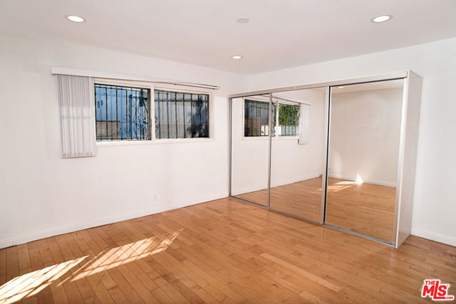 416 N Oakhurst Drive, Beverly Hills CA: https://media.crmls.org/mediaz/0d76af16-c36b-4c0b-9ea7-1fbd92ff6d0b.jpg
