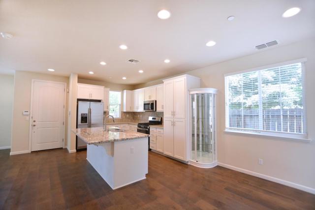 3936 Purple Finch Lane, Modesto CA: https://media.crmls.org/mediaz/0d770edd-9154-40f3-85c2-615ef1b21c3b.jpg