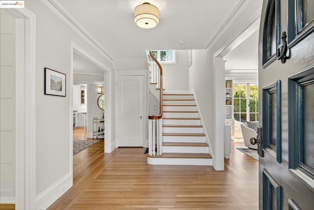 1145 Mandana Blvd, Oakland CA: https://media.crmls.org/mediaz/0d7744ae-3c91-4016-ab2a-fb0a944f7954.jpg
