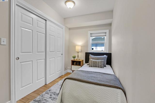 5601 Castle Dr, Oakland CA: https://media.crmls.org/mediaz/0d777ed6-3fed-4de9-8398-ea290b575881.jpg