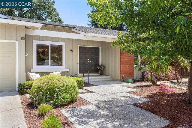 115 Saint Jean Ct, Danville CA: https://media.crmls.org/mediaz/0d78901d-6ada-47b7-a92c-788db5cb5f79.jpg