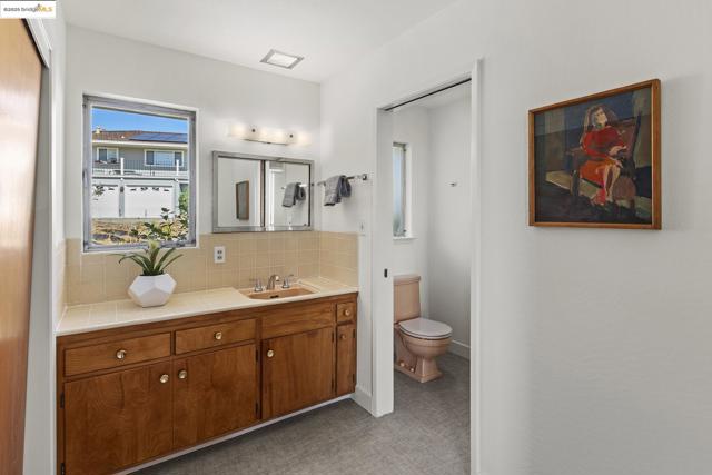 18076 Jaymark Ct, Castro Valley CA: https://media.crmls.org/mediaz/0d78efda-ddb7-4db1-b2f2-36f270688fbd.jpg