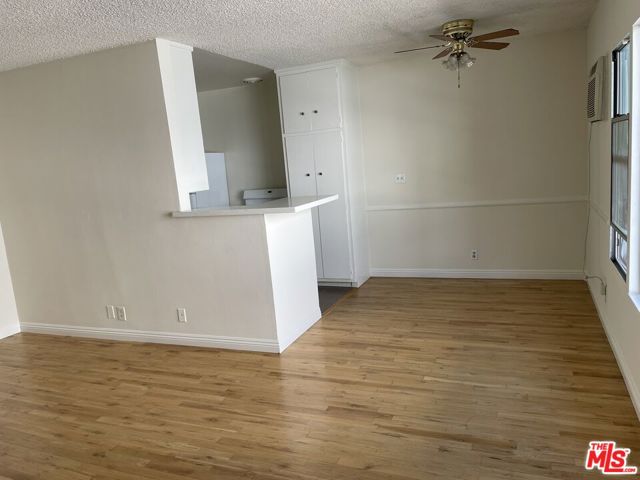 1137 Wilcox Place, Los Angeles CA: https://media.crmls.org/mediaz/0d7919b8-d73a-49a0-aa66-10615c37d477.jpg
