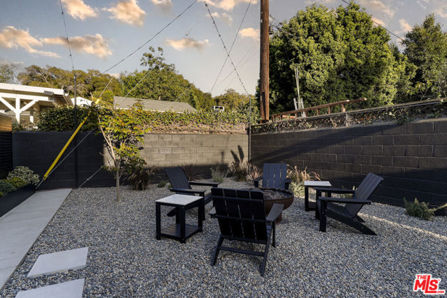 3744 Redwood Avenue, Los Angeles CA: https://media.crmls.org/mediaz/0d7987d4-ee14-40cd-90f8-855558b55a5f.jpg