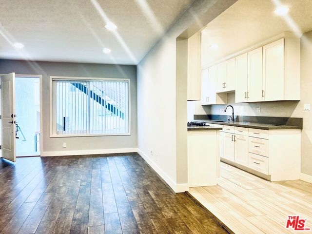 1136 SPAZIER Avenue, Glendale CA: https://media.crmls.org/mediaz/0d7a363b-eaf1-4e7c-82ce-9065d4905c79.jpg