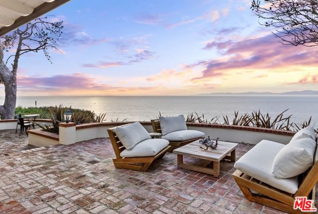 1115 Palos Verdes Drive West Drive, Palos Verdes Estates CA: https://media.crmls.org/mediaz/0d7a7d37-8134-473a-943e-e100d61ad7d5.jpg