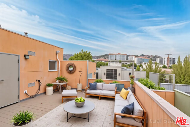 900 N West Knoll Drive, West Hollywood CA: https://media.crmls.org/mediaz/0d7aaf34-5429-4861-b9e8-08dc437537a0.jpg