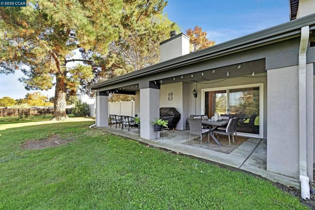 3716 Mesa Vista Dr, San Ramon CA: https://media.crmls.org/mediaz/0d7b7fb8-af7b-46dc-9f8a-4a4c62281e07.jpg