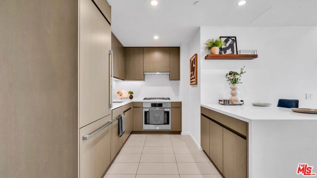 889 Francisco Street, Los Angeles CA: https://media.crmls.org/mediaz/0d7bc130-2a54-4bc7-922d-b164820f1fb1.jpg