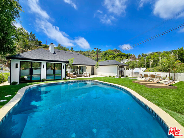 2288 Coldwater Canyon Drive, Beverly Hills CA: https://media.crmls.org/mediaz/0d7c1359-2ea1-41f6-ab2d-e4163edf6d0d.jpg