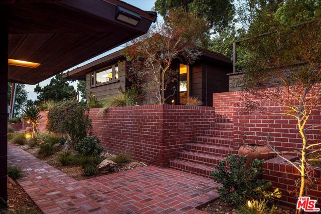 4260 Sea View Lane, Los Angeles CA: https://media.crmls.org/mediaz/0d7d6b73-4986-457b-80a8-896a655d6bfd.jpg
