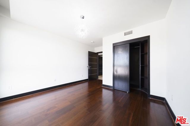 702 S Serrano Avenue, Los Angeles CA: https://media.crmls.org/mediaz/0d7d9f02-1ba6-42fa-95de-3c3381c213c6.jpg