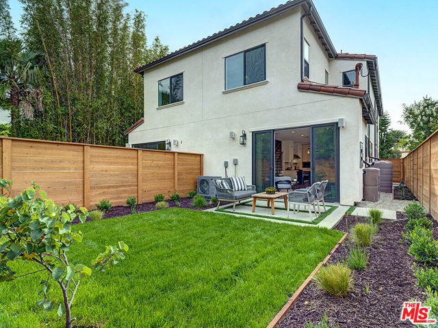 1278 Meadowbrook Avenue, Los Angeles CA: https://media.crmls.org/mediaz/0d7db146-c6eb-4fe7-9dd3-469051cc7a3c.jpg